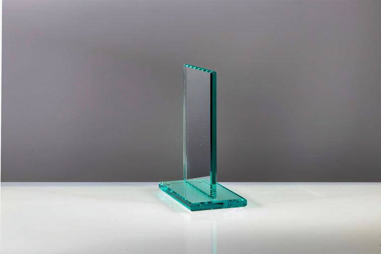 Die Awards Bielefeld 6-er Serie 117x100 mm - 220x140 mm besteht aus einer einzigen klaren Glasscheibe auf einem passenden Sockel, ideal für Lasergravuren, und bietet einen minimalistischen und modernen Stil, der Komfort mit Design verbindet.