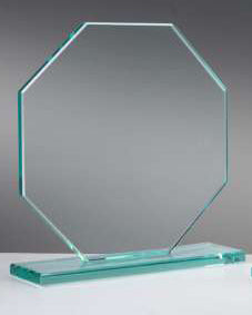 Eine Awards Wiesbaden 3-er Serie 98 mm – 190 mm auf einem rechteckigen Glassockel vor einem schlichten grauen Hintergrund, mit aufwendiger Lasergravur.