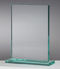 Thumbnail for Eine aufrecht stehende, rechteckige Plakette aus klarem Glas mit der Auszeichnung „Magdeburg 5-er Serie“ in den Größen 125 x 80 mm – 235 x 175 mm PK735774-70-5 auf grauem Hintergrund.