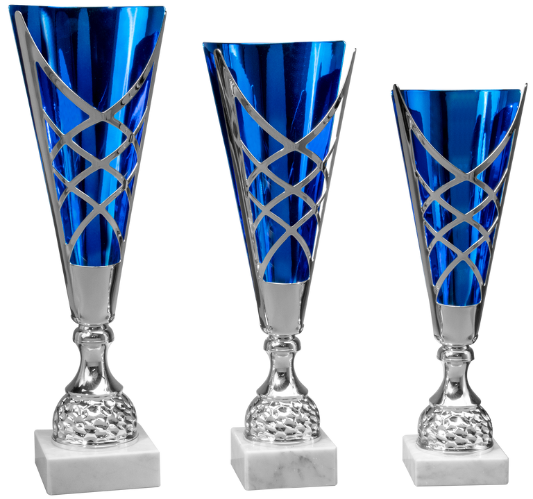 Drei metallische Trophäen mit blauem und silbernem Design stehen in aufsteigender Reihenfolge von links nach rechts auf Marmorsockeln und dienen jeweils als elegante Pokale Filderstadt 3-er Pokalserie 420 mm - 505 mm für denkwürdige Erfolge.