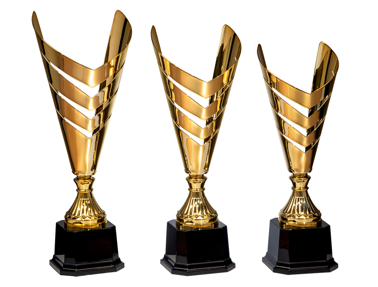 Drei goldfarbene Trophäen mit schwarzem Sockel sind in einer Reihe vor einem grauen Hintergrund ausgestellt. Die Trophäen (Pokale Bünde 3-er Pokalserie 427 mm - 497 mm ) haben ein modernes, offenes Design mit abgewinkelten, überlappenden Abschnitten.