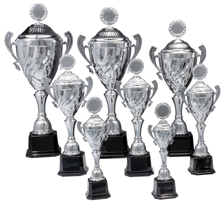 Mehrere Pokale Homburg-Trophäen aus der 8-er Pokalserie mit Deckel, jeweils in der Höhe von 360 mm bis 554 mm, werden zusammen mit ihren schwarzen Sockeln ausgestellt und zeichnen sich durch exklusives Design und hochwertiges Material aus.