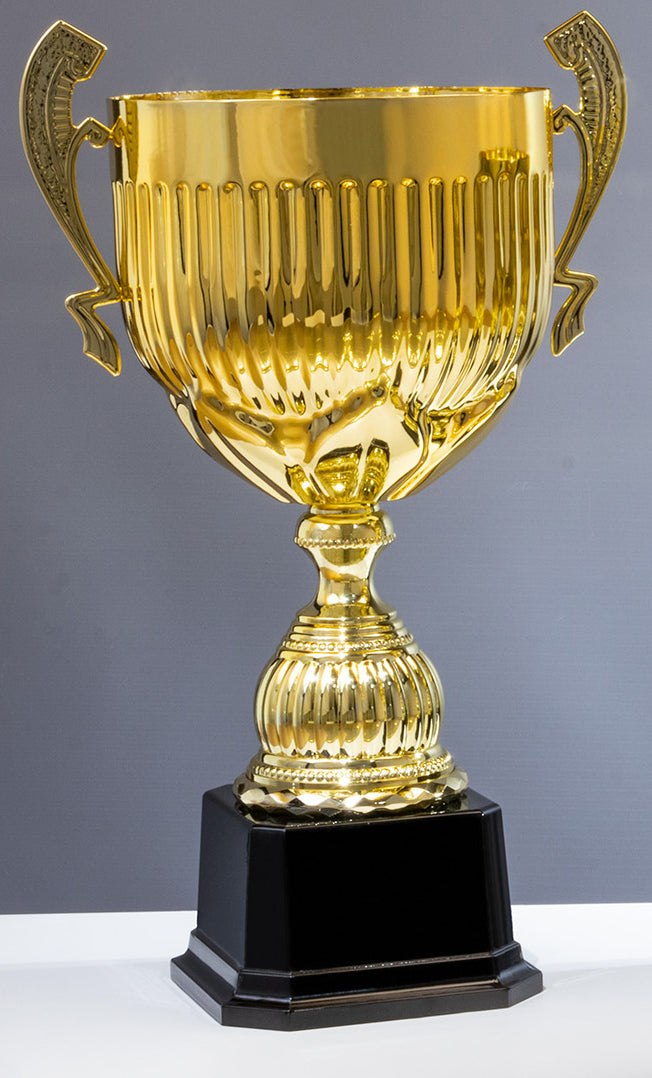 Die Pokale Gotha 3-er Pokalserie 462 mm - 540 mm ist eine große goldene Trophäe mit verschnörkelten Griffen und einem gerippten Design auf einem schwarzen, quadratischen Sockel, die sich als eindrucksvolle Auszeichnung abhebt.