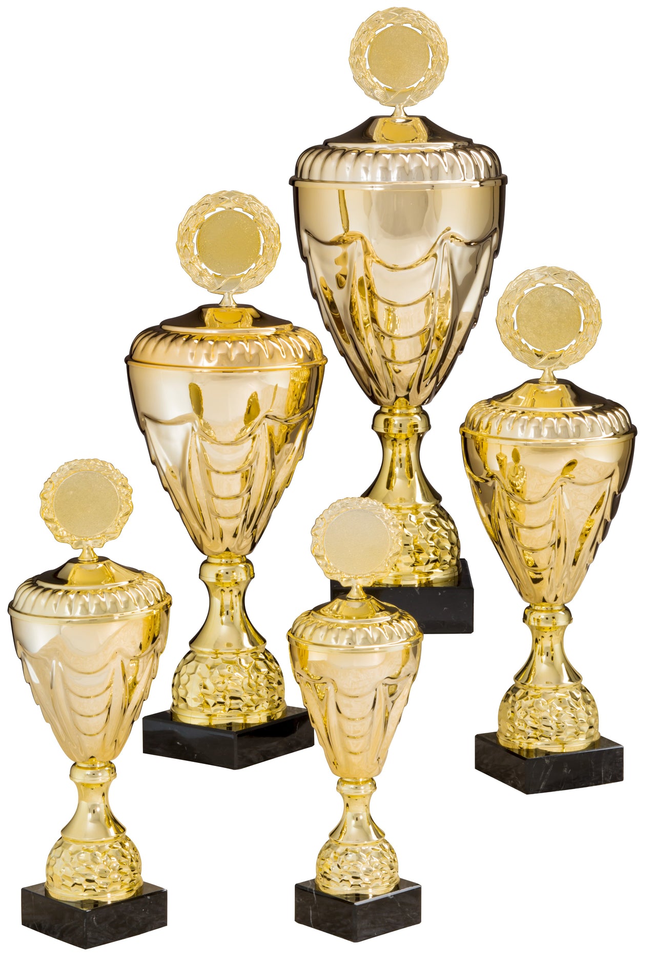 Fünf goldene Trophäen mit schwarzem Sockel, unterschiedlicher Größe, in einer Gruppenausstellung angeordnet. Jeder Pokale Kirchheim unter Teck 5-er Pokalserie 275 mm – 444 mm PK757870-5-E50 ist ein strahlendes Erinnerungsstück an Leistung und Auszeichnung.