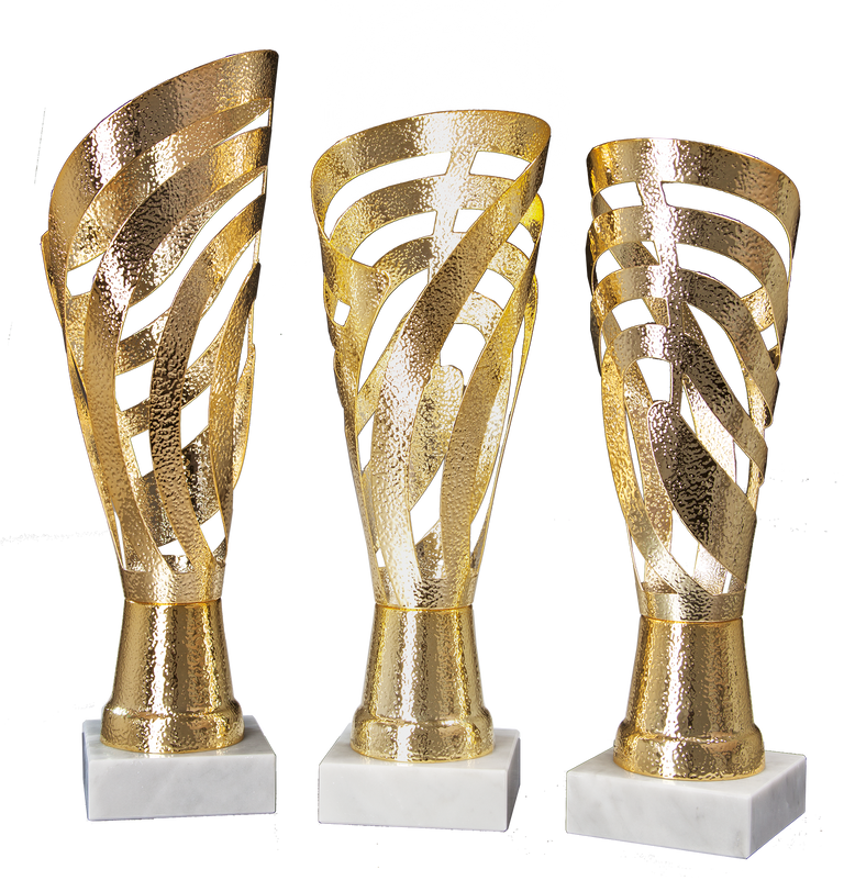 Die Pokale Weinheim 3-er Pokalserie 429 mm - 492 mm zeigt drei goldene Metalltrophäen mit wirbelnden durchbrochenen Motiven auf weißen rechteckigen Sockeln, die sich vor einem schlichten weißen Hintergrund präsentieren.