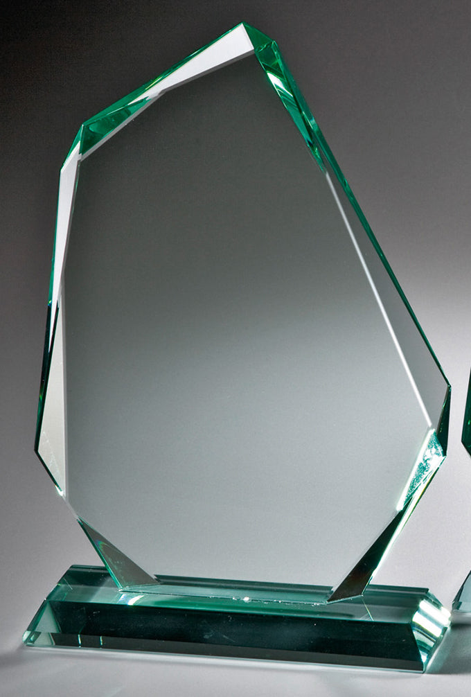 Auszeichnungen Aachen 3-er Serie 180x130 mm – 265x170 mm PK765743-41-3 Trophäe in sechseckiger Form mit klarer Jade Premium Glas-Tönung, dargestellt auf grauem Hintergrund.