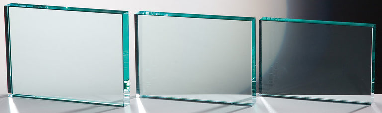 Drei aufrecht stehende rechteckige Jadeglas-Platten nebeneinander vor einem von hell nach dunkel verlaufenden Hintergrund. Awards Mainz 3-er Serie von POMEKI.