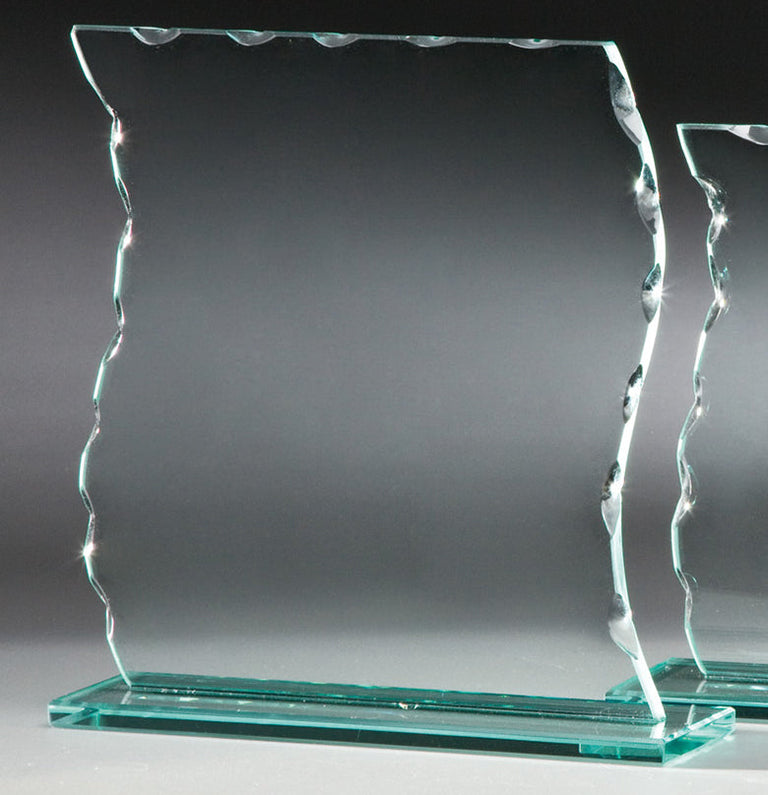 Glaspokal Hannover, 3er-Serie – grünlich schimmernde Glastafel mit gewellten Kanten auf flachem Sockel, Einzelansicht