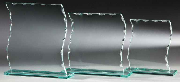 Glaspokal Hannover, 3er-Serie – drei grünlich schimmernde Glastafeln mit gewellten Kanten in gestaffelten Größen