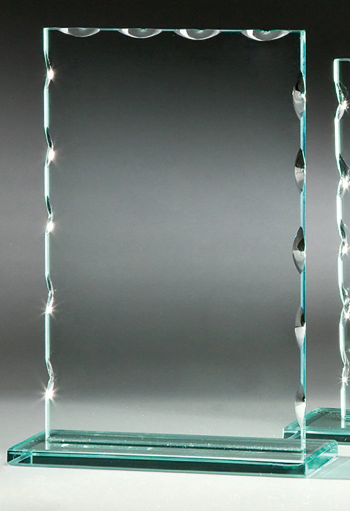 Eine rechteckige Glastrophäe mit abgeschrägten Kanten auf einem passenden Glassockel, die die Essenz der Awards Karlsruhe 3-er Serie 150 x 120 mm – 198 x 150 mm verkörpert.