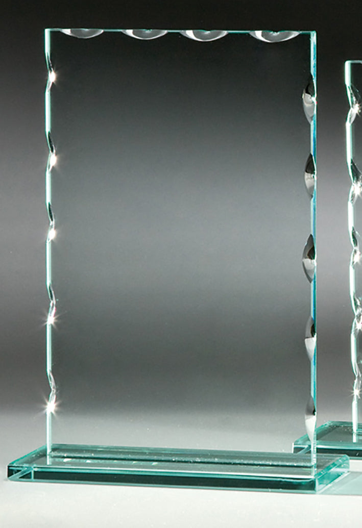 Zwei senkrechte Glasscheiben mit dekorativen Facettenkanten auf rechteckigem Grundriss, lichtreflektierend und mit Emblem versehen. Glaspokal Nürnberg 3- er Serie 150x120 mm - 198x150 mm PK766633-31-3-E50