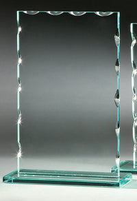Thumbnail for Zwei senkrechte Glasscheiben mit dekorativen Facettenkanten auf rechteckigem Grundriss, lichtreflektierend und mit Emblem versehen. Glaspokal Nürnberg 3- er Serie 150x120 mm - 198x150 mm PK766633-31-3-E50