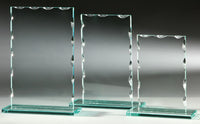 Thumbnail for Satz mit Produktname: Drei Glaspokal Nürnberg 3-er Serie 150x120 mm – 198x150 mm PK766633-31-3-E50 Tafeln in unterschiedlichen Größen mit dekorativen Kanten, jeweils mit einem Emblem versehen, stehen auf einer reflektierenden Oberfläche vor einem grauen Hintergrund.