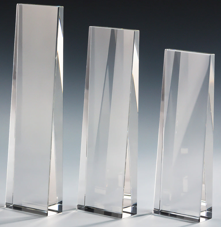 Drei klare Awards Saarbrücken 3-er Serie (205x70 mm-255x70 mm ) in rechteckigen Formen mit unterschiedlichen Höhen stehen aufrecht auf einem neutralen Hintergrund, ideal für eine elegante Lasergravur.