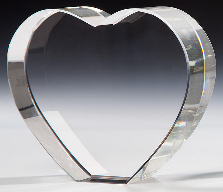 Ein glänzendes, metallisches Objekt der Awards Mülheim 3-er Serie 80 x 65 mm – 140 x 120 mm PK767489-87-3 mit reflektierenden Oberflächen vor einem weichen weißen Hintergrund, ideal für die individuelle Gestaltung per Lasergravur.