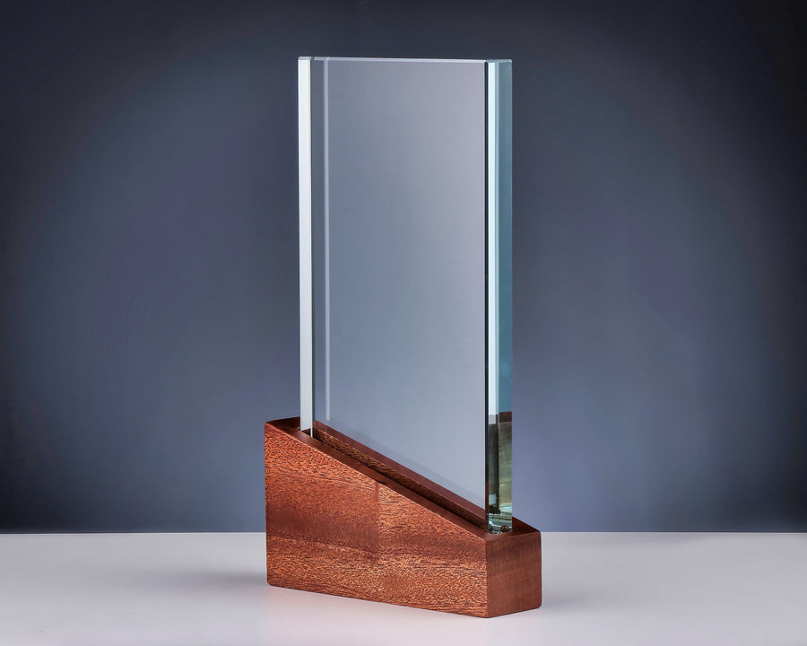 Eine vertikale, rechteckige Glastafel auf einem Holzsockel vor einem dunklen Hintergrund, fein detailliert mit den Awards Düsseldorf 255 mm PK768184.