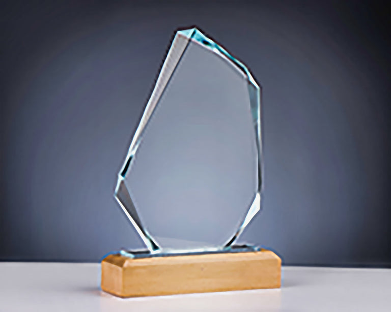Awards Hamburg 150x230 mm – Award in Kristallform mit schrägen Facettenkanten auf hellem Sockel in Holzoptik, leicht gedreht