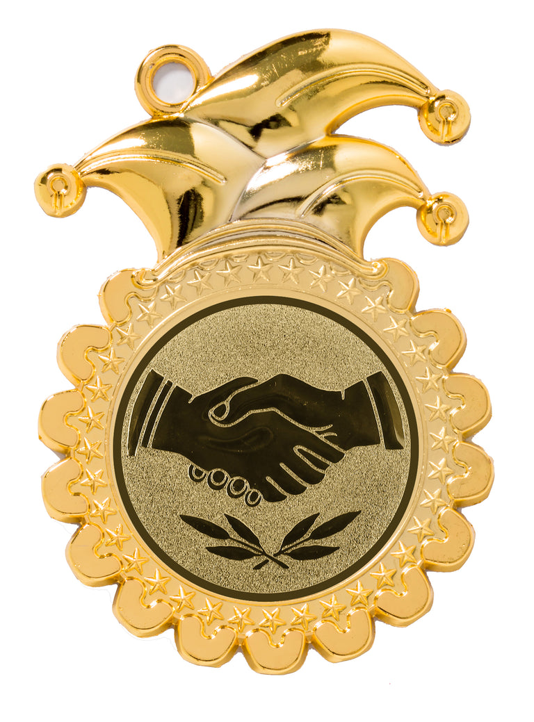 Die Karnevalsmedaillen Osnabrück 107 x 75 mm zeigen eine Goldmedaille mit dem Design einer Narrenmütze oben, einem Handschlag-Emblem in der Mitte und Lorbeerzweigen unter dem Handschlag und dienen als ein einprägsames Erinnerungsstück.