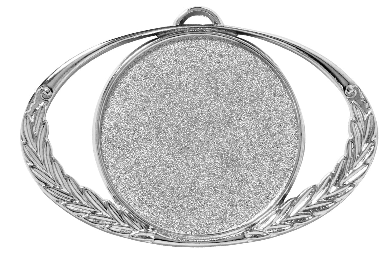 Die Medaillen Fürth 92x57 mm PK79094g-E50 sind eine Silbermedaille aus hochwertigem Material mit einer leeren Mitte und einem Lorbeerkranz-Design auf der unteren Hälfte, umgeben von einem ovalen Rahmen mit einer kleinen Schlaufe an der Oberseite zum Befestigen eines Bandes. Dieses Medaillenstück ist ein Beispiel für exklusives Design.