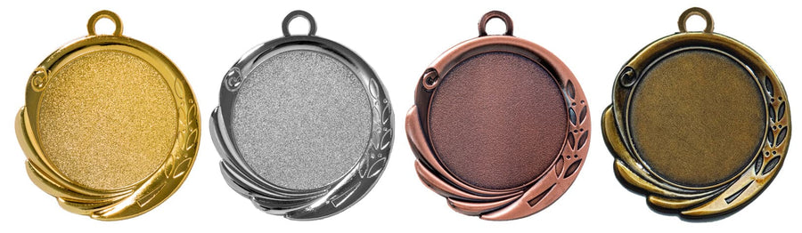 Vier Medaillen Konstanz 70 mm PK79095g-E50 in den Farben Gold, Silber, Bronze und Altmessing werden in einer Reihe präsentiert, jeweils mit einem kreisförmigen Design und einem exklusiven Design mit dekorativem Blattmotiv an der Seite.