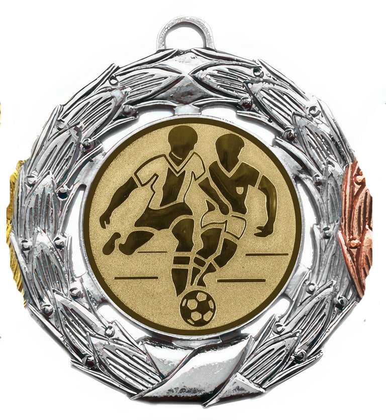 Die Medaillen Mannheim 85 mm mit dem Bild zweier Fußballspieler in Aktion, umgeben von einem dekorativen Silberrand mit Lorbeer- und Banddetails, verkörpert ein exklusives Design, das sie zu einem geschätzten Erinnerungsstück macht.