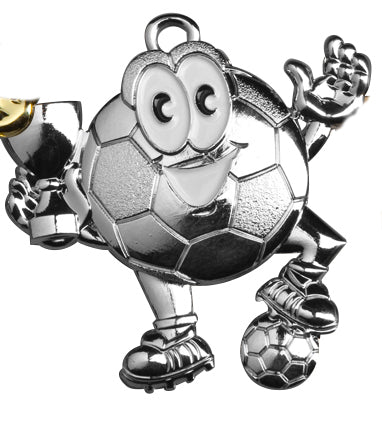Fußball-Comicfigur, die eine Trophäe hält und auf einem kleineren Fußball steht. Fußball-Medaillen Gelsenkirchen 47x44 mm von POMEKI.