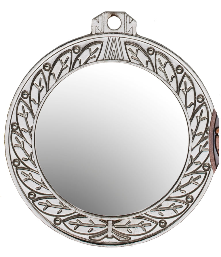 Silberfarbene runde Medaille mit Blattkranz-Rand, leerer glänzender Mitte und Öse zum Aufhängen. Medaillen Offenbach 70 mm von POMEKI.