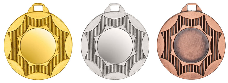 Es werden drei runde Medaillen Düren 50 mm mit einem Sterndesign und einer leeren Mitte angezeigt. Von links nach rechts sind sie aus Gold, Silber und Bronze und aus hochwertigem Material gefertigt.