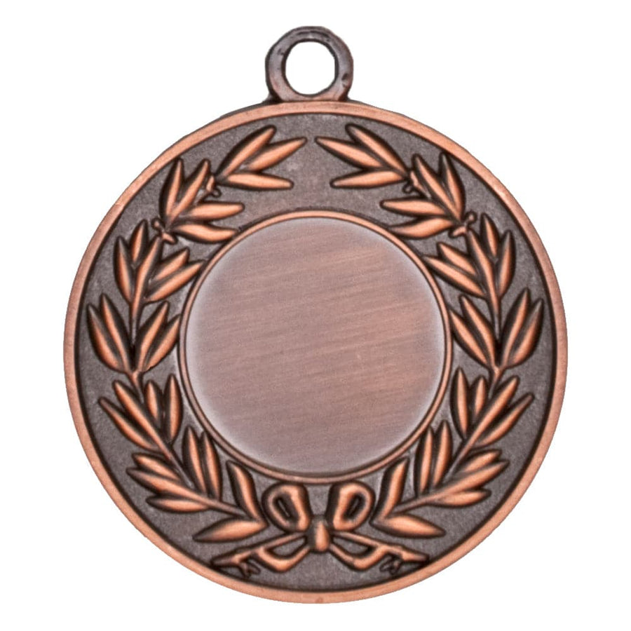 Die Medaillen Gießen 50 mm PK79179g-E25 ist eine Bronzemedaille mit kreisförmigem Design, die einen Lorbeerkranz um eine leere Mitte und eine kleine Öse zum Aufhängen an der Oberseite zeigt. Dieses aus hochwertigem Material gefertigte Stück verkörpert ein exklusives Design und ist damit perfekt für jede Auszeichnung.
