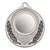 Thumbnail for Eine runde Silbermedaille mit Lorbeerblattgravuren auf beiden Seiten, die eine leere Mitte umgibt, die für die Gravur vorgesehen ist. Mit einem exklusiven Design von Pomeki ist sie perfekt für die individuelle Gestaltung geeignet. Eine Schlaufe an der Oberseite ermöglicht die Befestigung. Medaillen Gera 50 mm PK79180g-E25
