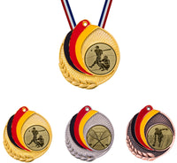 Thumbnail for Drei Medaillen Frankfurt am Main 50 mm PK79218g-E25 mit rot-schwarz-gelbem Banddesign, gefertigt aus hochwertigem Material. Sie verfügen über ein exklusives Design mit Abbildungen verschiedener Sportarten: ein Fußballspiel auf der Goldmedaille, Tennis auf der Silbermedaille und Laufen auf der Bronzemedaille.