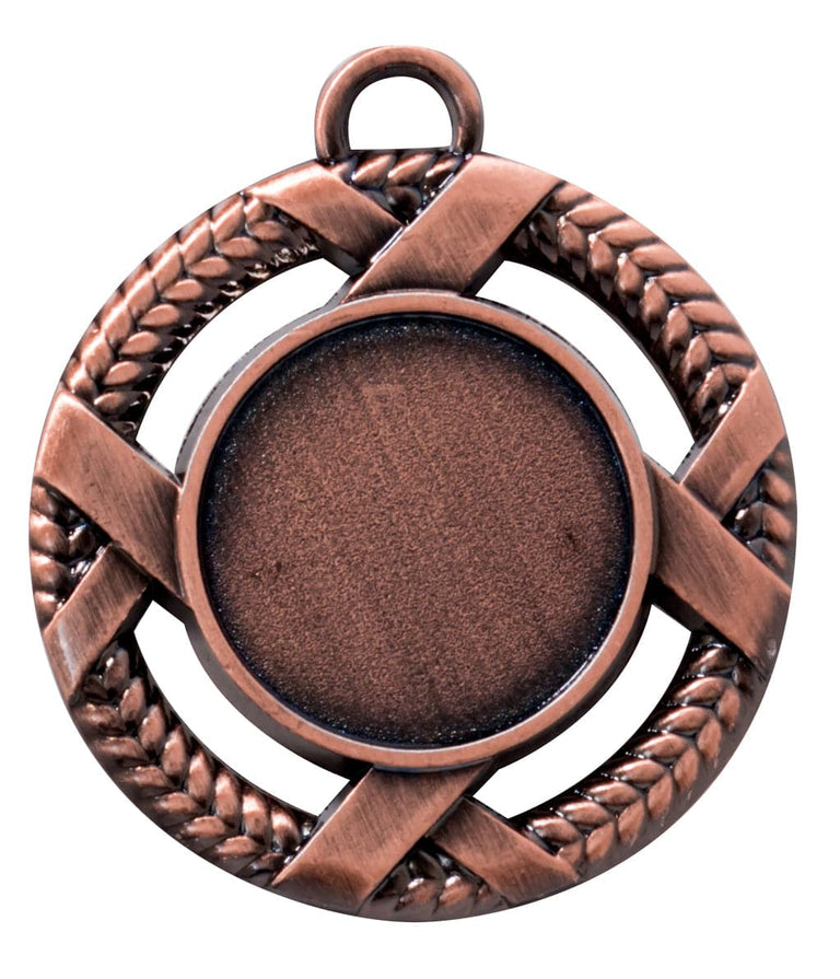 Die Medaillen Bergisch Gladbach 45 mm sind eine runde Bronzemedaille aus hochwertigem Material mit einer leeren Mitte und einem gewebten Musterdesign um den Rand. Sie verfügt über eine Schlaufe an der Oberseite zum Anbringen eines Bandes und verkörpert die exklusive Eleganz, die bei hochwertigen Medaillen oft gewünscht wird.