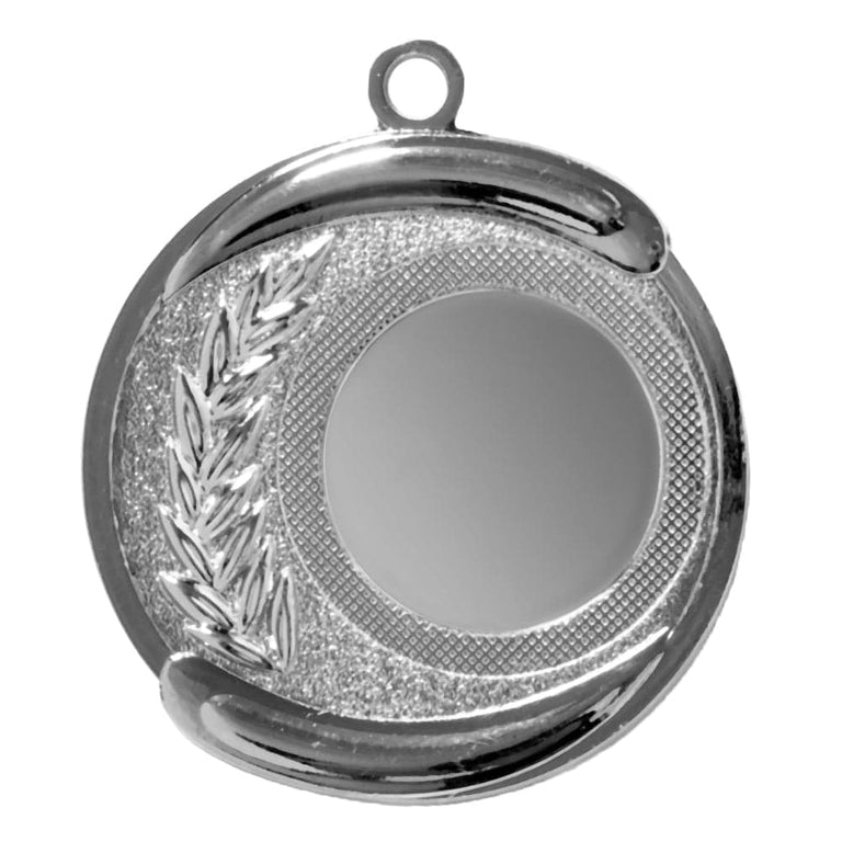 Silberne runde Medaillen Siegen 50 mm mit exklusivem Design, mit einem Lorbeerkranz auf der linken Seite und einer leeren Mitte für eine Inschrift, aus hochwertigem Material gefertigt. An der Oberseite befindet sich eine kleine Öse zum Aufhängen.