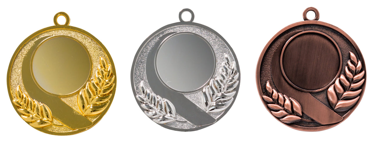 Gold-, Silber- und Bronzemedaillen der Marke POMEKI mit Lorbeerkranz-Designs auf einem weißen Hintergrund als Auszeichnung.