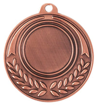 Thumbnail for Eine Medaille Esslingen 50 mm PK79249g-E25 mit kreisförmigem Design, mit leerer Mitte und Lorbeerblattmotiv an der Unterseite. Dieses aus hochwertigem Material gefertigte Stück weist ein exklusives Design auf, das seine Eleganz unterstreicht.