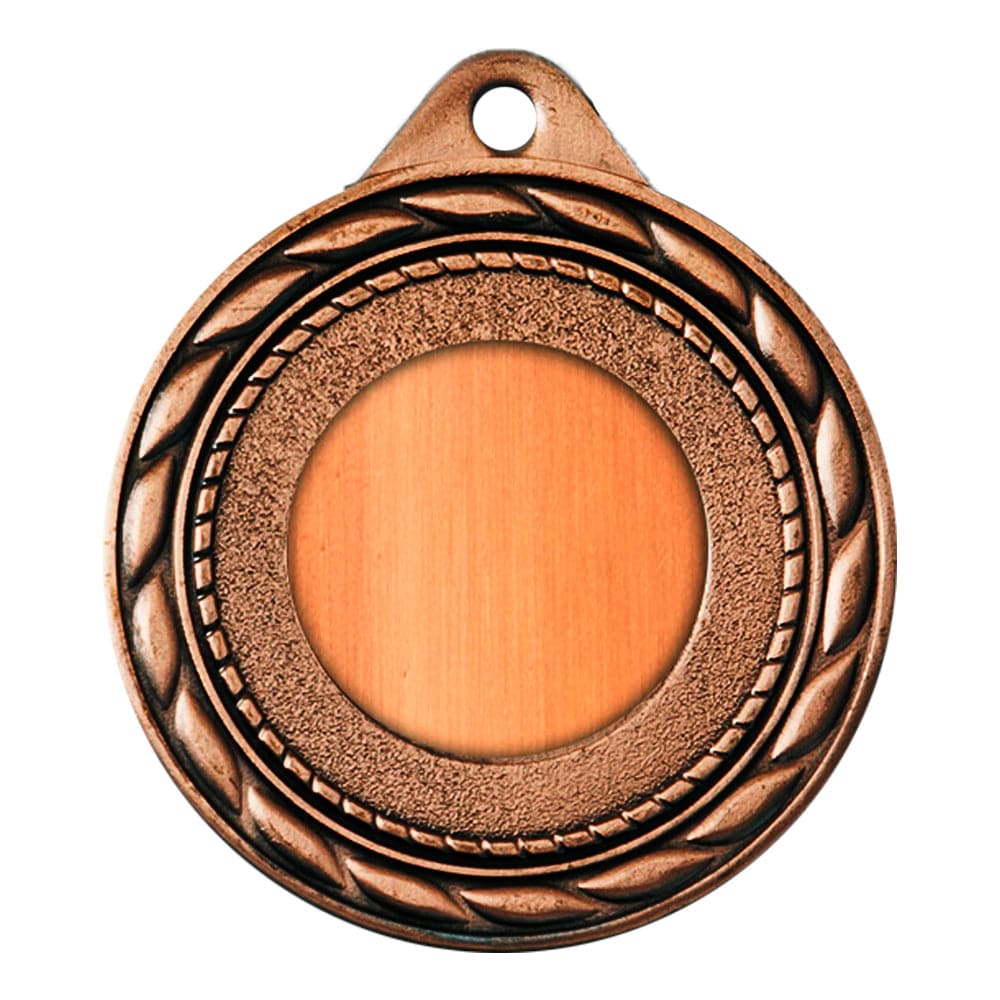 Die Medaillen Schwerin 50 mm PK79251g-E25 sind eine Bronzemedaille mit einem exklusiven Design, das einen Lorbeerkranz an den Rändern, eine leere Mitte und eine Schlaufe zum Aufhängen an der Oberseite aufweist.