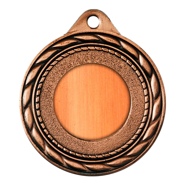 Die Medaillen Schwerin 50 mm sind eine Bronzemedaille mit einem exklusiven Design, das einen Lorbeerkranz an den Rändern, eine leere Mitte und eine Schlaufe zum Aufhängen an der Oberseite aufweist.