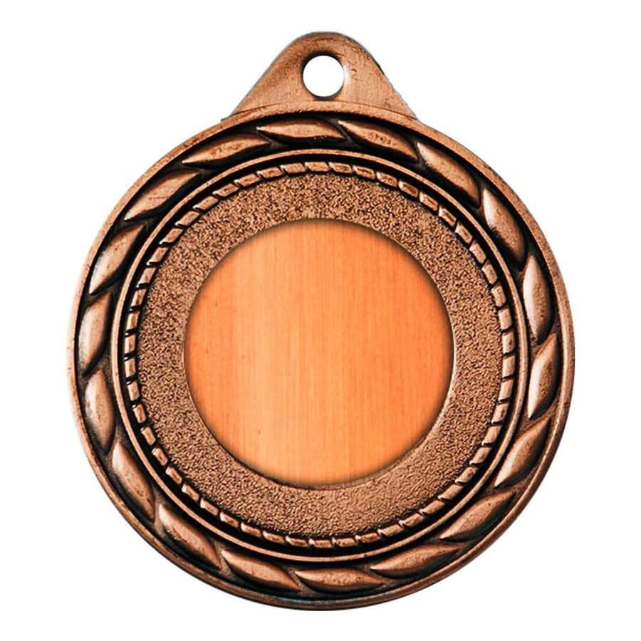 Die Medaillen Schwerin 50 mm PK79251g-E25 sind eine Bronzemedaille mit einem exklusiven Design, das einen Lorbeerkranz an den Rändern, eine leere Mitte und eine Schlaufe zum Aufhängen an der Oberseite aufweist.