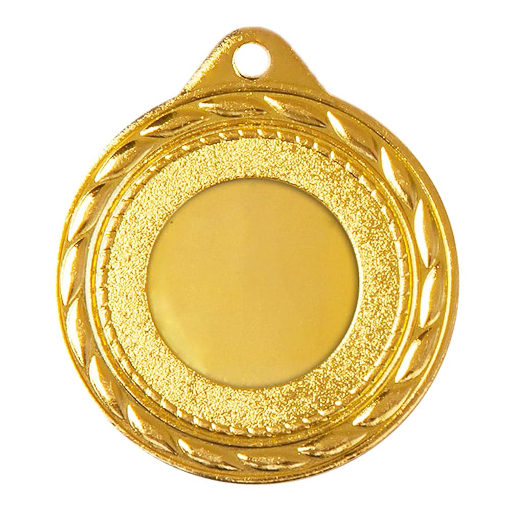 Die Medaillen Schwerin 50 mm PK79251g-E25 ist eine Goldmedaille mit kreisförmigem Design und strukturierten Kanten, gefertigt aus hochwertigem Material. Sie verfügt über einen zentralen Freiraum und ein kleines Loch an der Oberseite zum Anbringen eines Bandes oder einer Kette, was ihr exklusives Design hervorhebt.