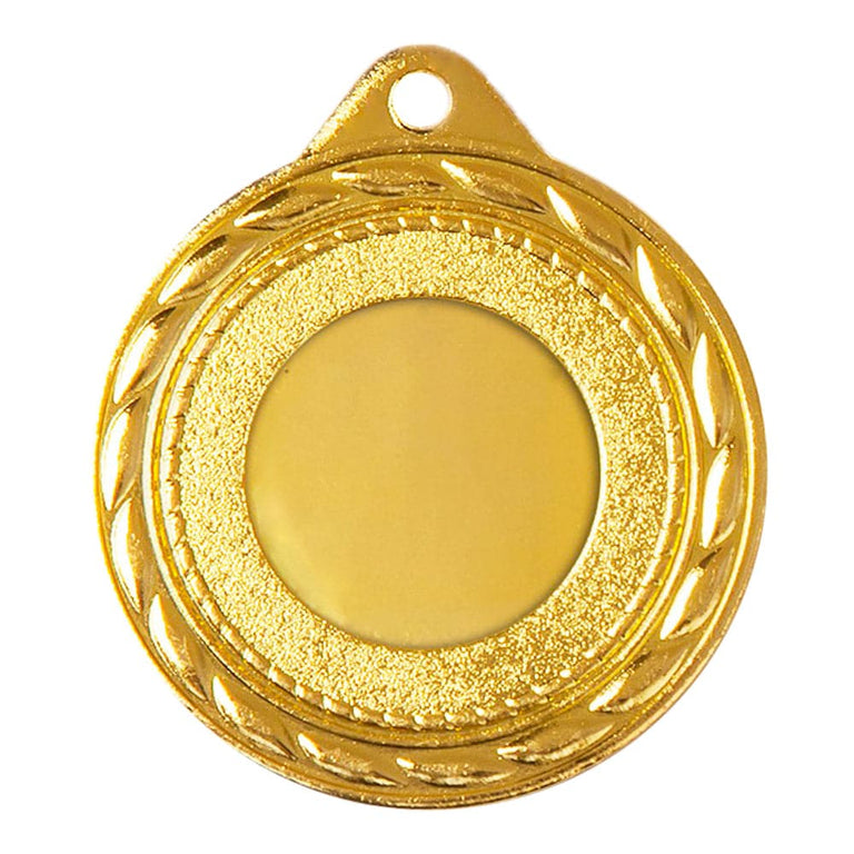 Die Medaillen Schwerin 50 mm ist eine Goldmedaille mit kreisförmigem Design und strukturierten Kanten, gefertigt aus hochwertigem Material. Sie verfügt über einen zentralen Freiraum und ein kleines Loch an der Oberseite zum Anbringen eines Bandes oder einer Kette, was ihr exklusives Design hervorhebt.