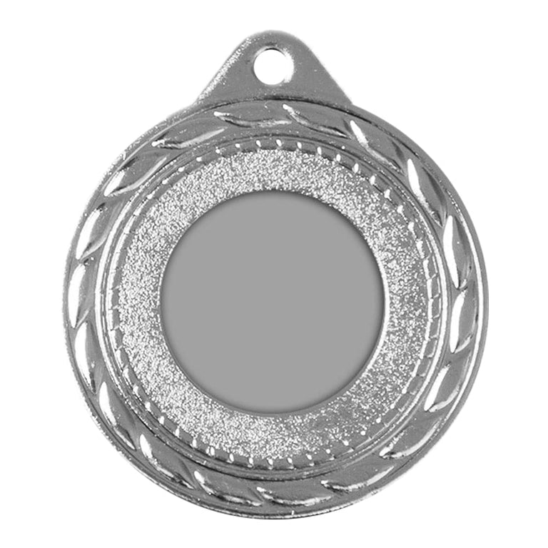 Der Medaillen Schwerin 50 mm ist ein silberner runder Anhänger aus hochwertigen Materialien mit strukturiertem Design und einer kleinen Schlaufe zum Aufhängen an der Oberseite, was ein exklusives Design veranschaulicht.
