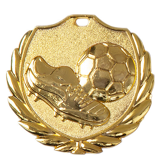 Goldfarbene Medaille mit Fußballschuh und Ball vor Schildform, umrahmt von einem Lorbeerkranz. Fußballschuh mit Ball Medaillen Potsdam 49x48 mm von POMEKI.
