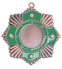 Thumbnail for Wir präsentieren die Medaillen Solingen 65 mm PK79289g-E25: Diese Bronzemedaille hat eine runde Mitte, die von grünen Emailsegmenten und strahlenden Bronzelinien umrahmt wird. Sie ist oben mit einer kleinen Schlaufe zum einfachen Anbringen versehen. Diese aus hochwertigem Material gefertigte Medaille besticht durch ein exklusives Design, das Eleganz und Haltbarkeit perfekt in Einklang bringt.