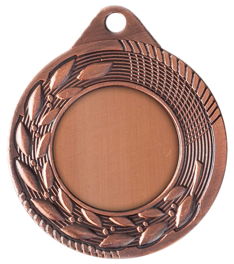 Eine Auszeichnung in Form einer Bronze-Medaille von POMEKI mit einem leeren Zentrum, umgeben von einem Lorbeerkranz-Design.