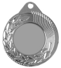 Thumbnail for Beschreibung: Runde Medaille aus hochwertigem Material von POMEKI mit einem komplizierten Fischschuppenmuster und einem zentrierten kreisförmigen Ausschnitt.