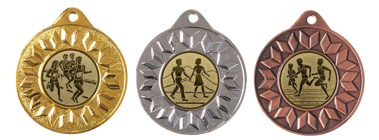 Drei Medaillen Leipzig 50 mm PK79293g-E25 in den Farben Gold, Silber und Bronze, jeweils mit einem geprägten Design laufender Athleten.