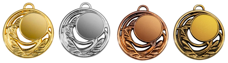Vier runde Medaillen Cottbus 50 mm in Gold, Silber, Bronze und Kupfer, jeweils mit einem exklusiven Design mit einem Lorbeerkranz und einem leeren Mittelkreis.