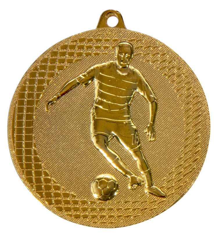 Die Fußballspieler Medaillen Rostock 50 mm ist eine Goldmedaille aus hochwertigem Material und zeigt ein geprägtes Bild eines Fußballspielers, der einen Ball dribbelt. Diese Medaille verfügt über ein exklusives Design mit einer perforierten Kante auf der linken Seite und hat oben eine Schlaufe zum Befestigen eines Bandes.