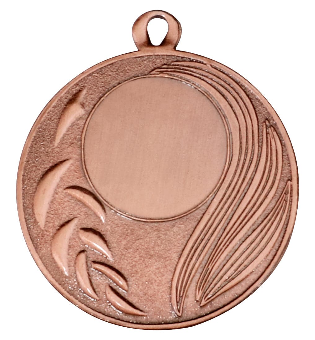 Wir präsentieren die Medaillen Moers 50 mm PK79340g-E25: eine runde Bronzemedaille mit einer Öse an der Oberseite. Sie weist auf beiden Seiten abstrakte Designs mit geschwungenen Linien und blattähnlichen Formen auf. Sie ist aus hochwertigem Material gefertigt und in der Mitte leer, sodass eine Gravur das exklusive Design ergänzen kann.