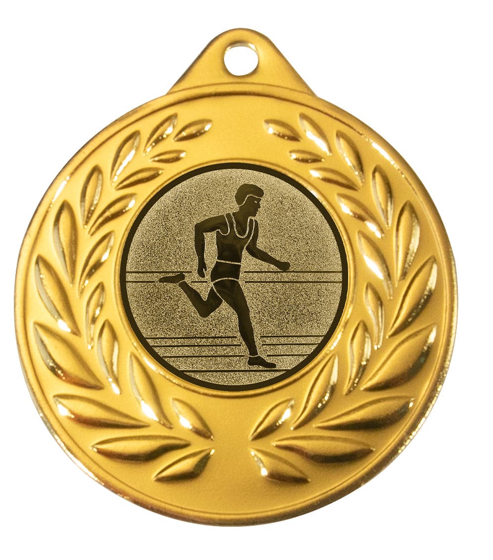 Eine goldene POMEKI Medaille als Geschenk mit einem laufenden Mann darauf.
